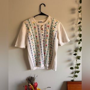Vintage knit flower shirt. Size Medium.